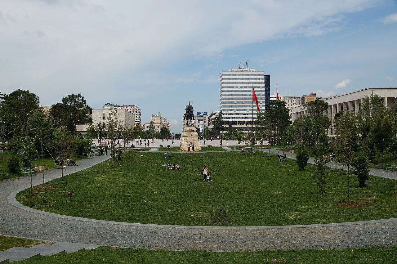 Tiran İskender Bey Meydanı, kaynakta 18 Mayıs 2019; gerçek arşiv görüntüsü, güncel peyzaj ve trafik düzeni değildir.