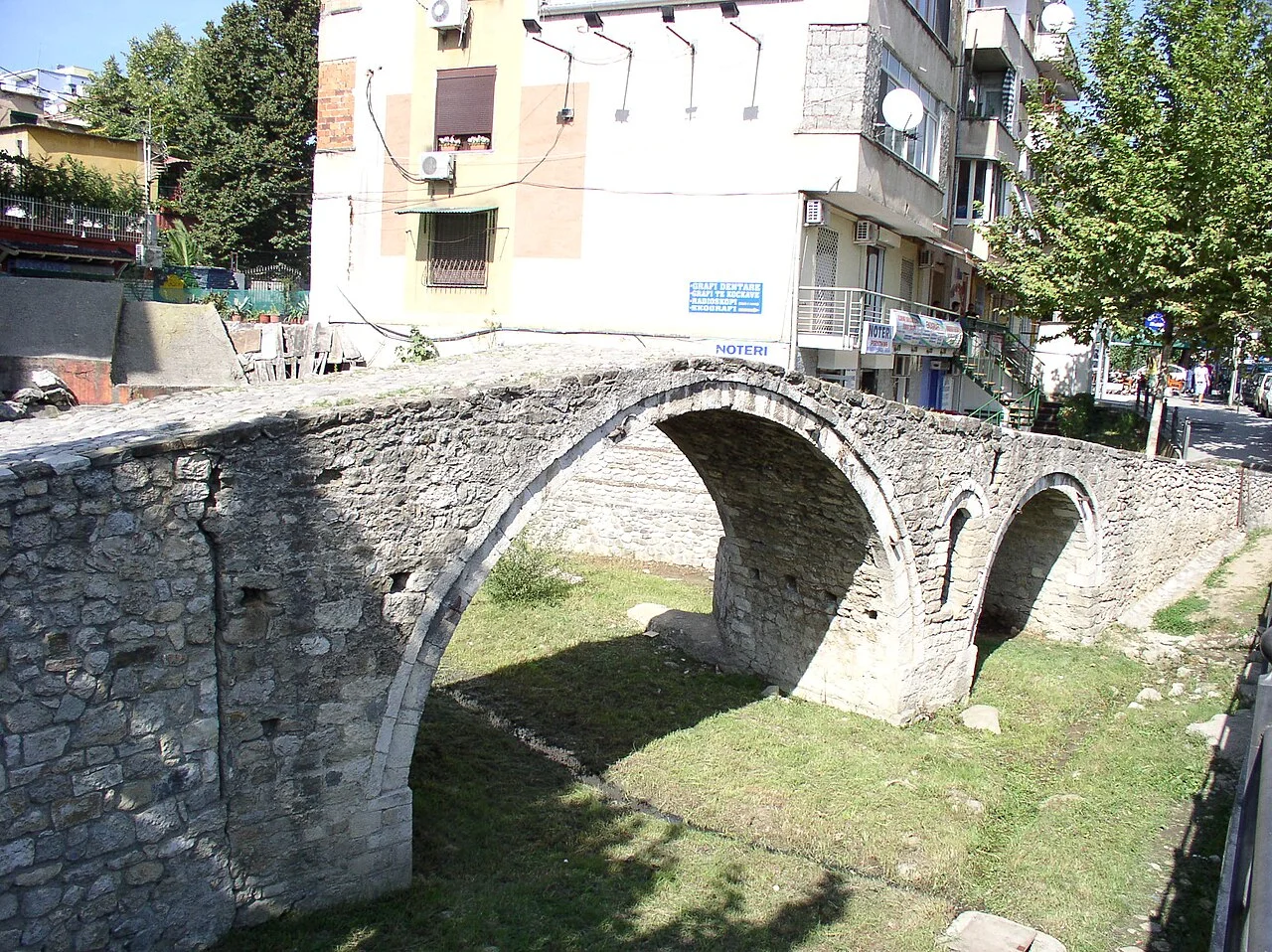 Tiran Tabakhane Köprüsü, 21 Eylül 2010; gerçek taş köprü, müze girişi değildir.