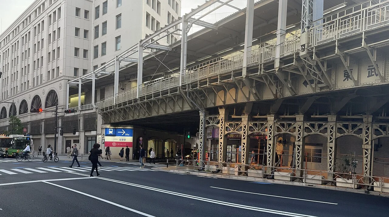 Tobu Asakusa istasyonunun dış cephesi, Tokyo, 19 Nisan 2023; yemek günü için şehir bağlamı, restoran değildir.