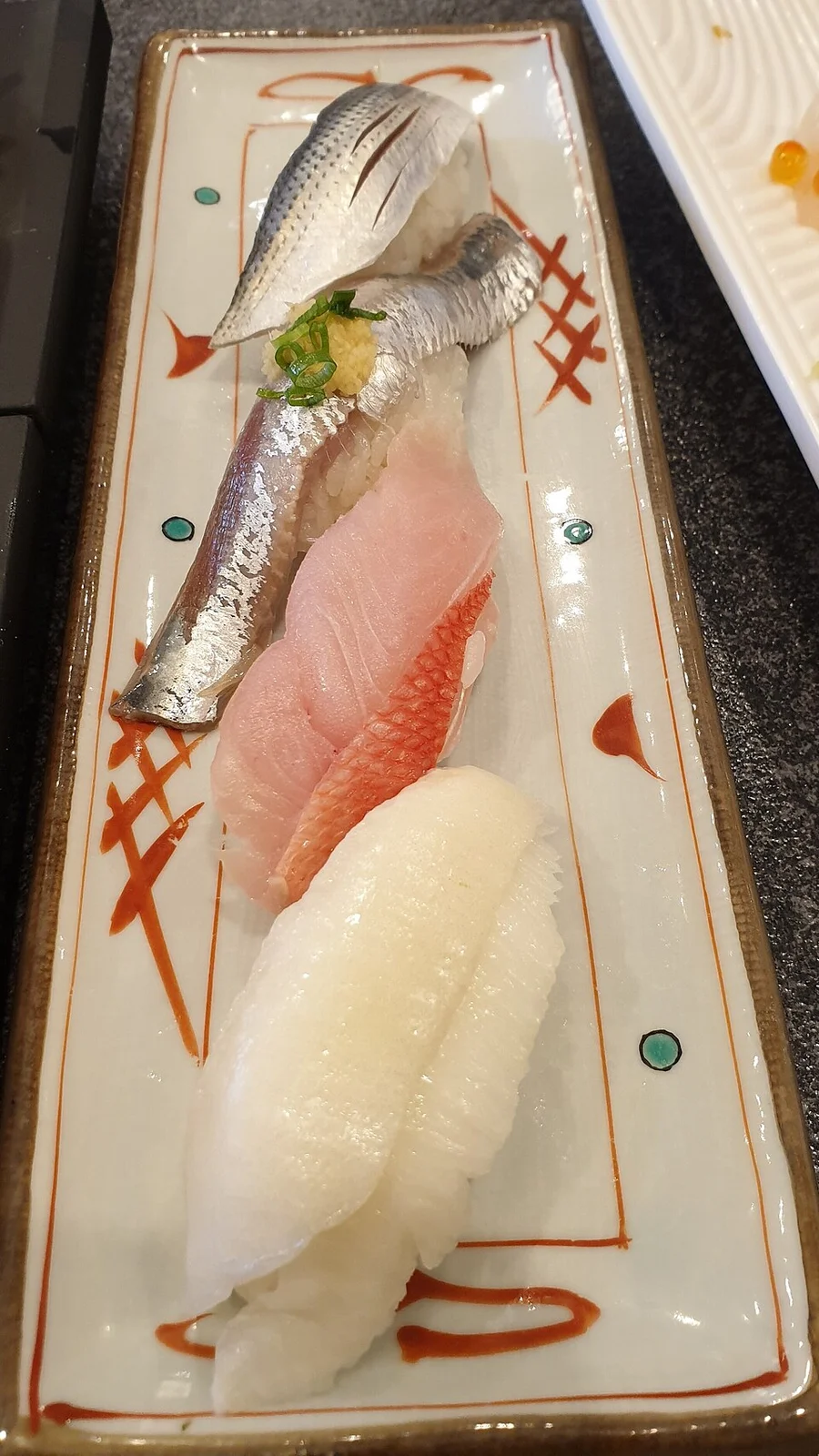Akihabara Sushi Zanmai restoranında sushi tabağı, Tokyo, 23 Şubat 2019; gerçek arşiv tabağı, bugünkü menü garantisi değildir.