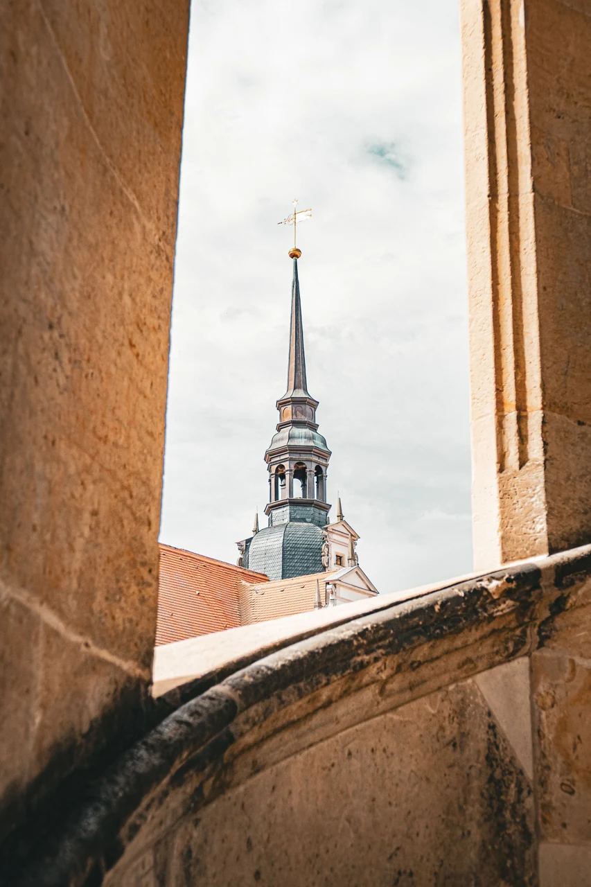 Taş kemer içinden Torgau kilise kulesi
