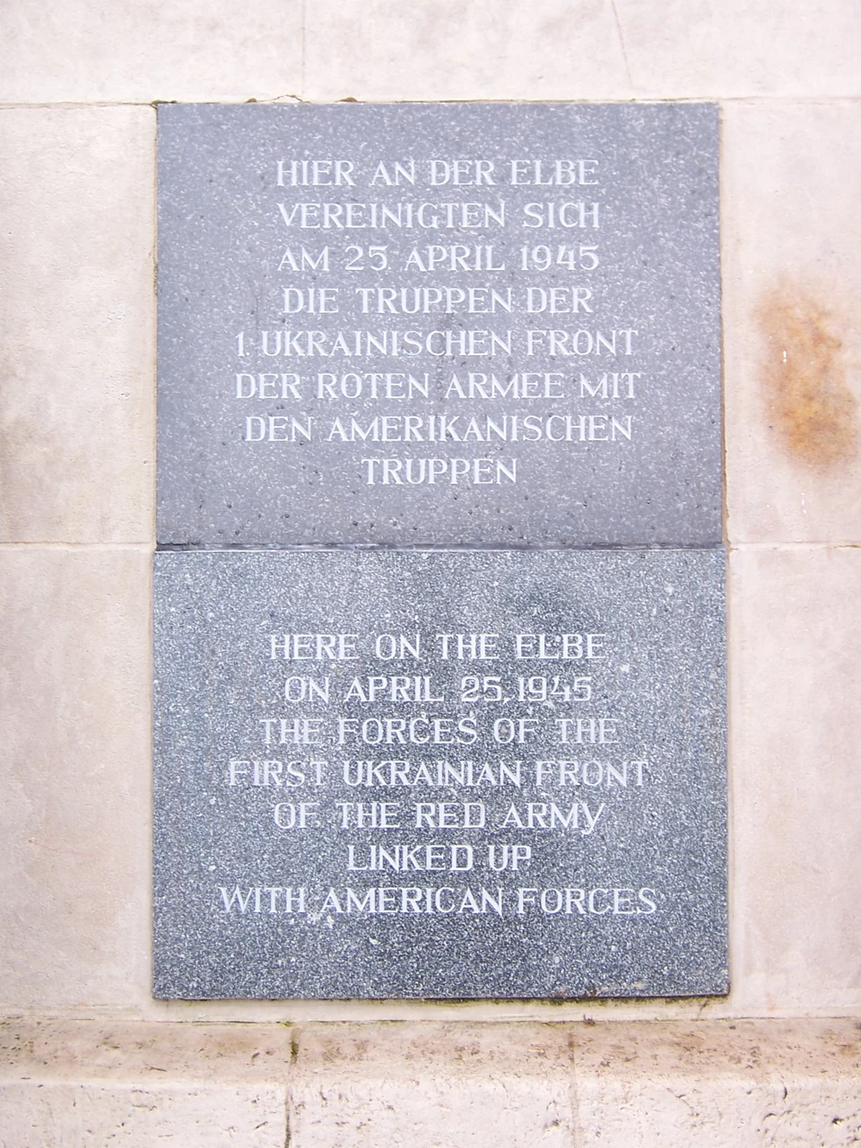 Torgau buluşma anıtındaki bilgi yazısı detayı, 2006
