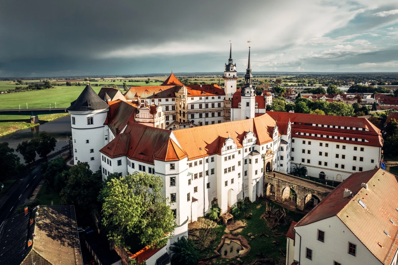 Yüksekten Schloss Hartenfels ve Torgau kent görünüşü