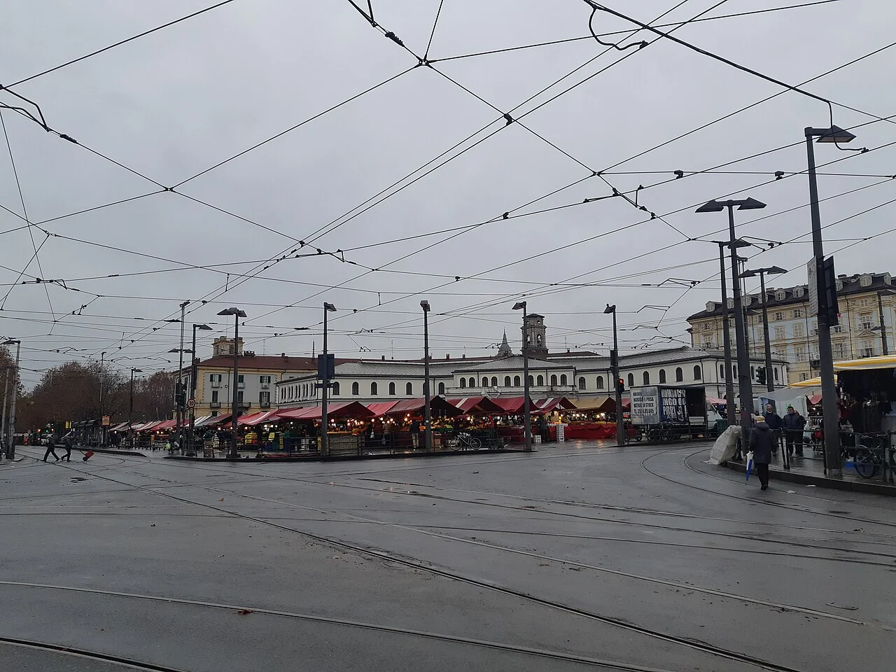 Torino Porta Palazzo pazarı ve meydandaki tramvay hatları; Aralık 2020 fotoğrafı.