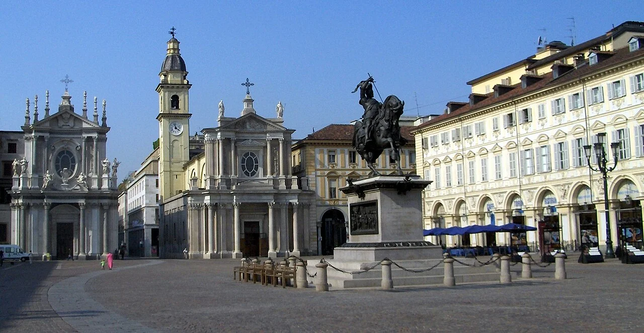 Torino Piazza San Carlo, atlı heykel ve meydanın kilise cepheleri; Temmuz 2008 fotoğrafı.