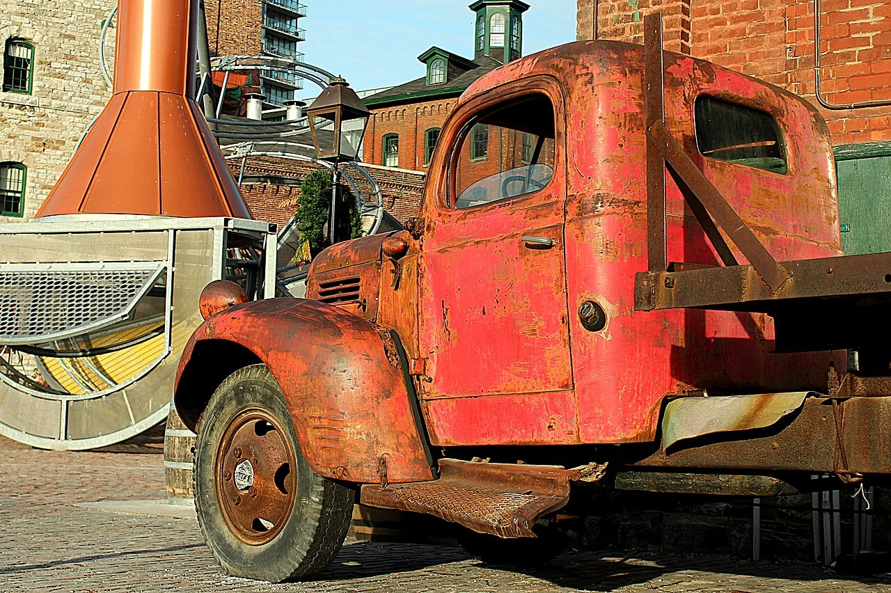 Toronto Distillery District’te eski endüstriyel araç ve tuğla yapı çevresi, 2012