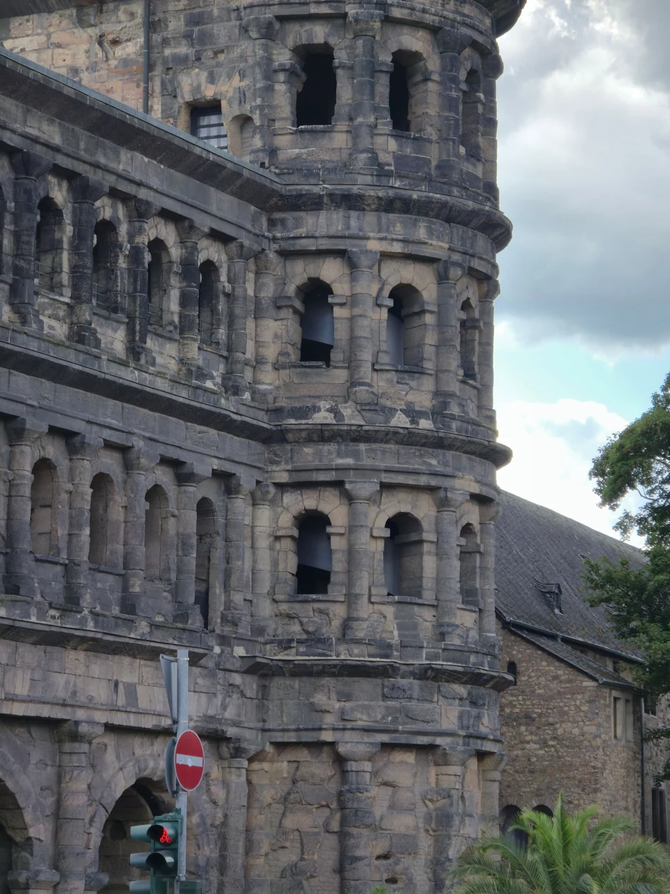 Porta Nigra’nın Trier’deki taş cephesinin yakın görünümü