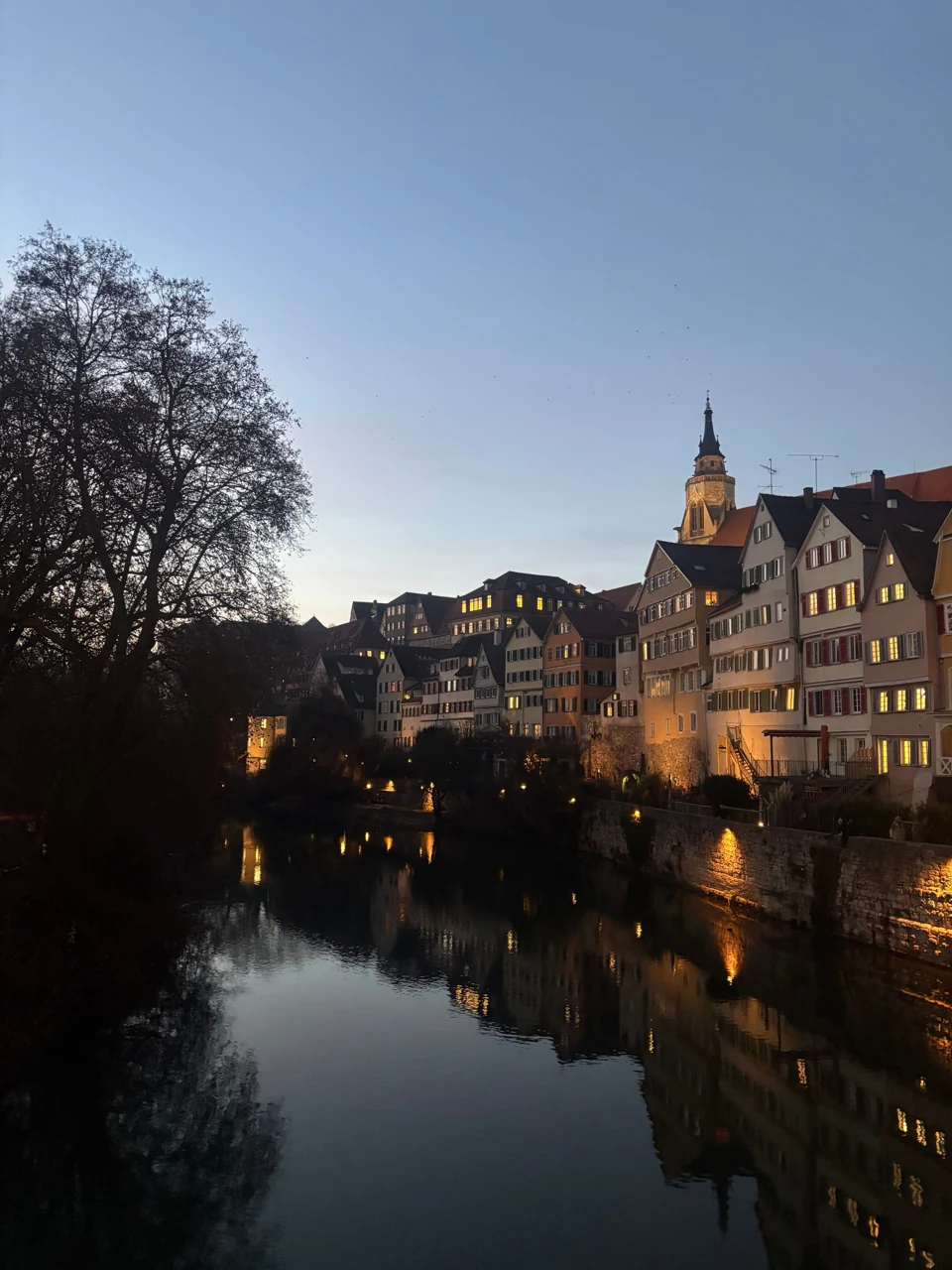 Tübingen nehir cephesinde akşam ışıkları