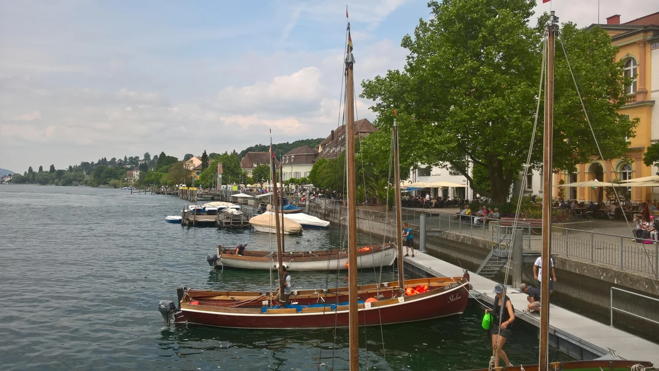Überlingen göl kıyısında yelkenli ve promenade, 2020