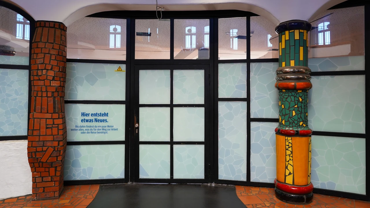 Hundertwasser-Bahnhof içinde pencere ve renkli sütunlar
