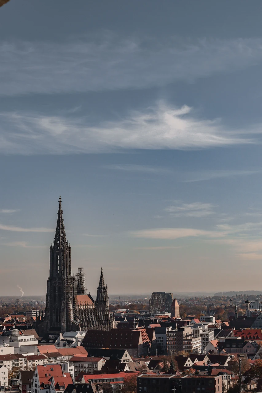Ulm Münster’i ve çevresindeki kent çatıları
