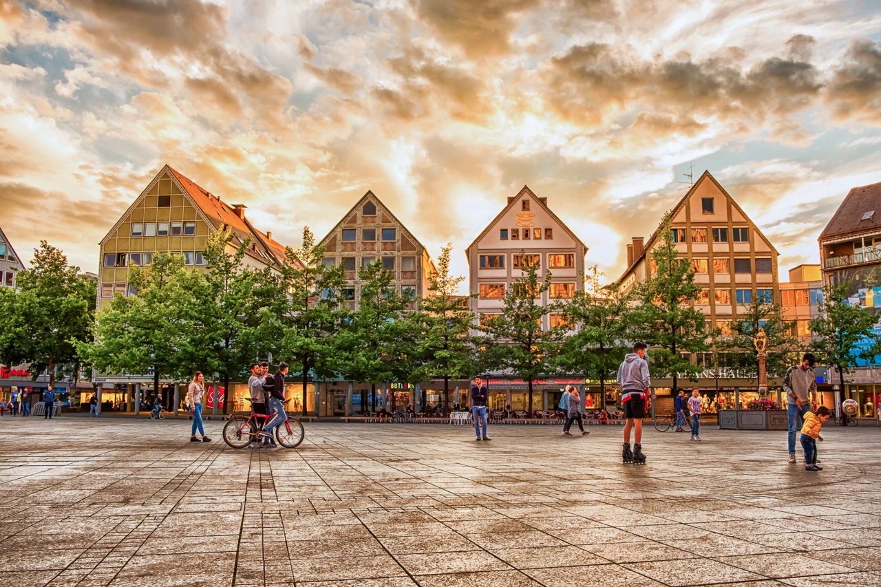 Ulm’da akşam ışığında meydan cepheleri ve park edilmiş bisiklet