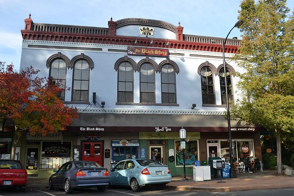 IOOF Building exterior by Ashland Plaza, November 2011; not current upper-floor access or a business recommendation