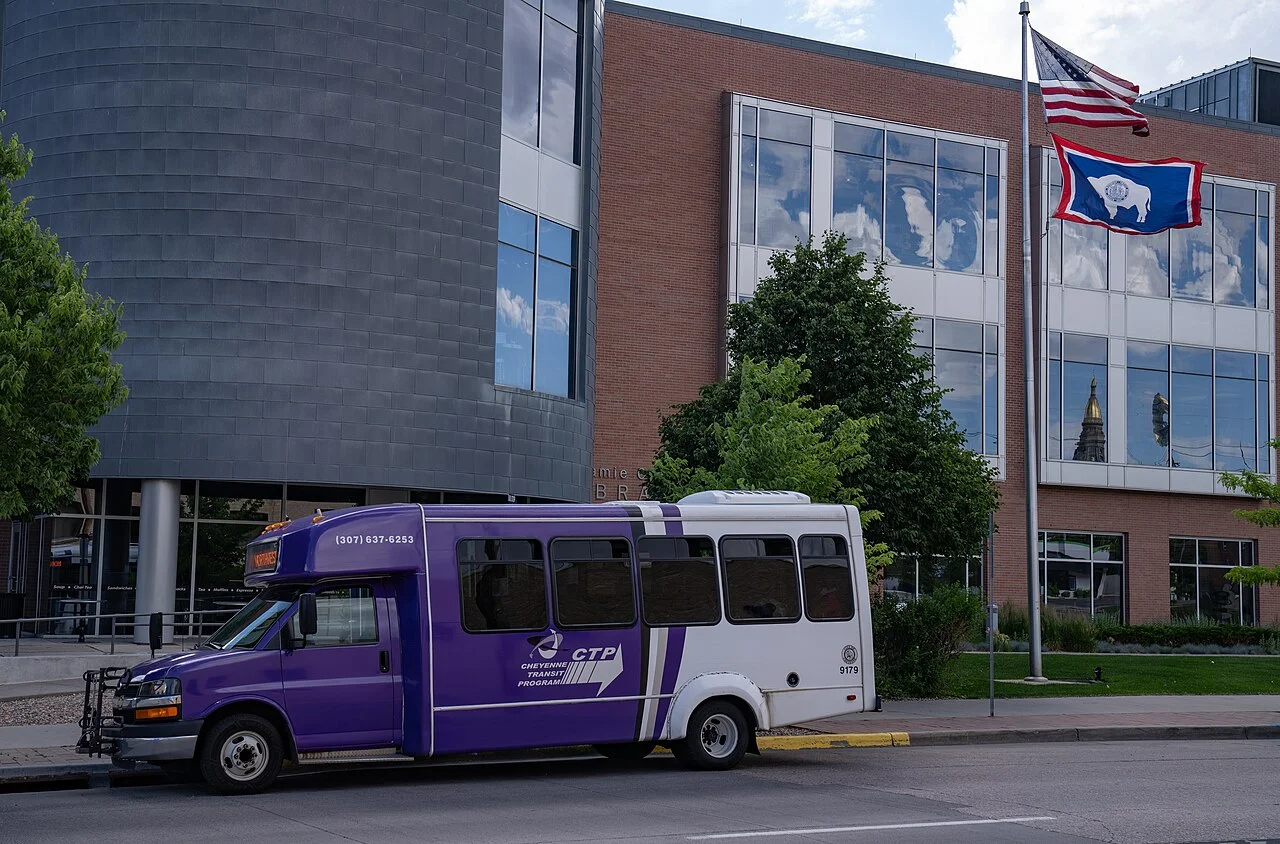 Laramie County Library önünde Cheyenne Transit Program otobüsü, Haziran 2024; bugünkü hat veya kalkış saatini göstermez