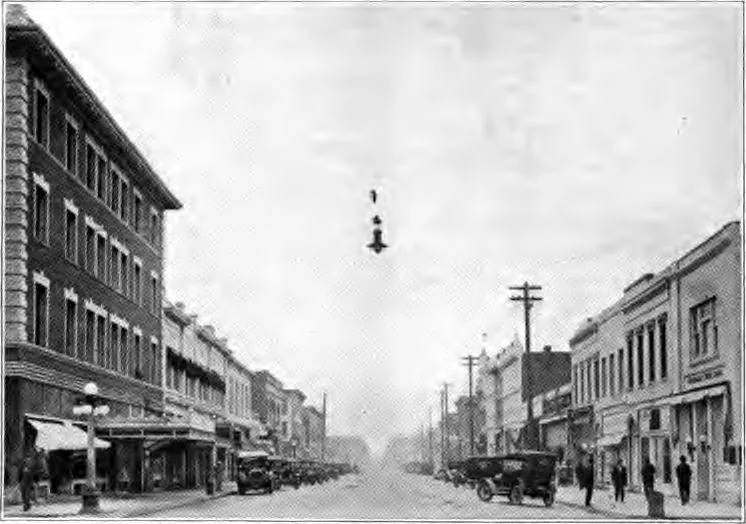 Corvallis merkezinde yaklaşık 1920 sahnesi; 1922 yayından alınmış, kesin çekim tarihi yoktur; bugünkü müze binası değildir