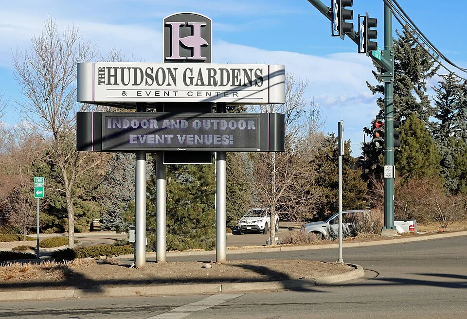 Hudson Gardens yol kenarı giriş tabelası ve çevresi, Şubat 2017; bahçe içi görüntüsü değildir