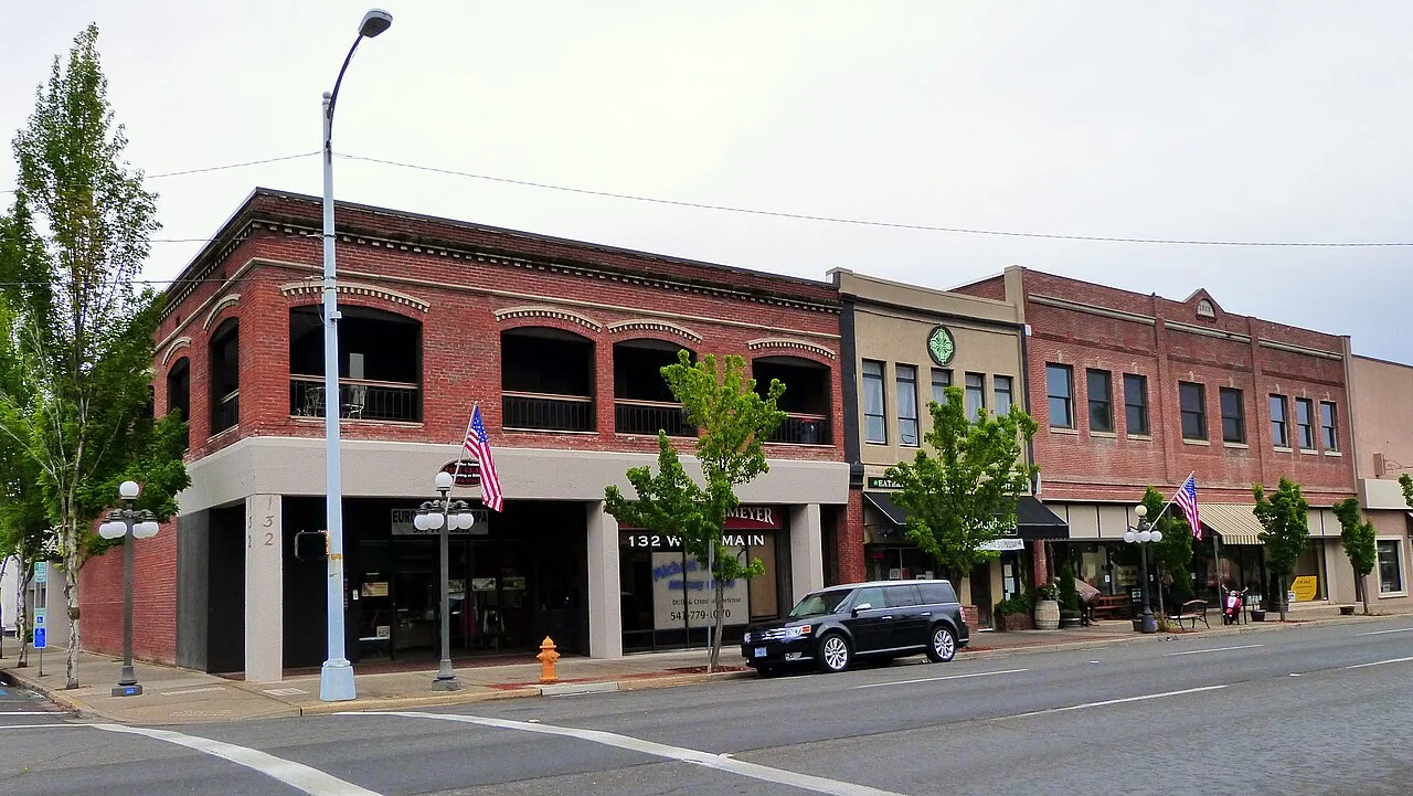 Medford West Main Street 100 blok tarihî cepheleri, Mayıs 2013; görülen eski tabelalar güncel işletme önerisi değildir