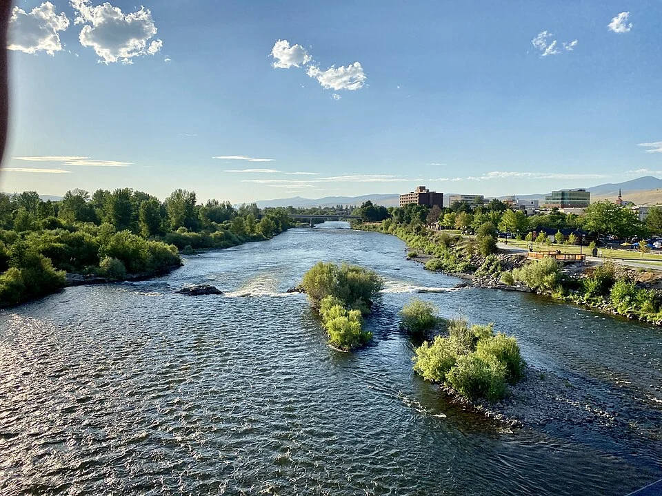 Missoula'da Clark Fork ve kıyı görünümü, Temmuz 2023; güncel su seviyesi veya patika açıklığı değildir