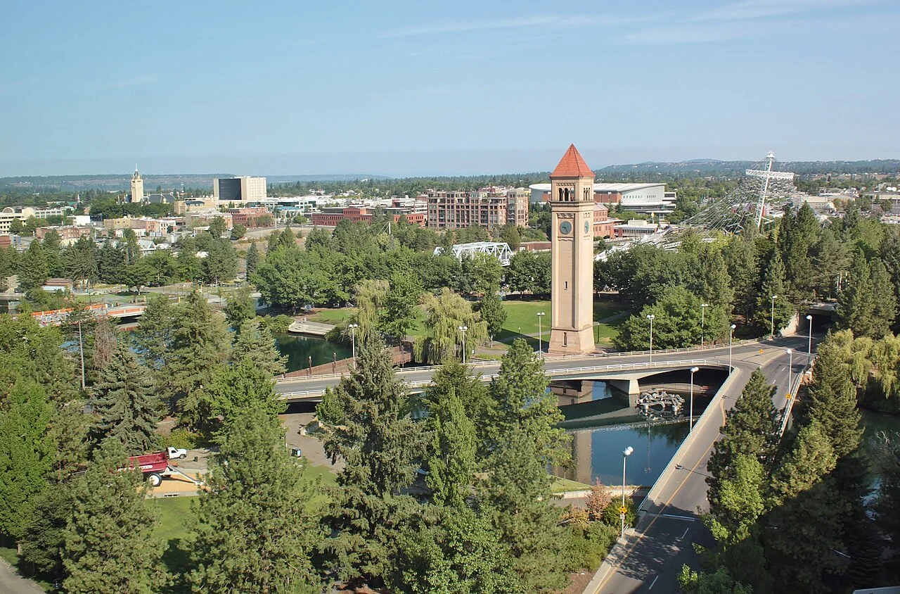 Spokane Riverfront Park Davenport Grand Tower yönünden, Ağustos 2019; otel erişim önerisi değildir