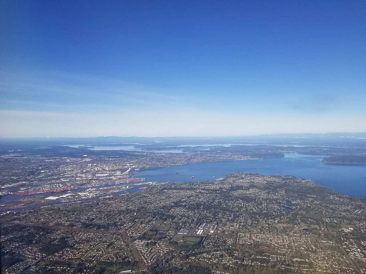 Commencement Bay ve Tacoma çevresinin geniş havadan görünümü, Nisan 2022