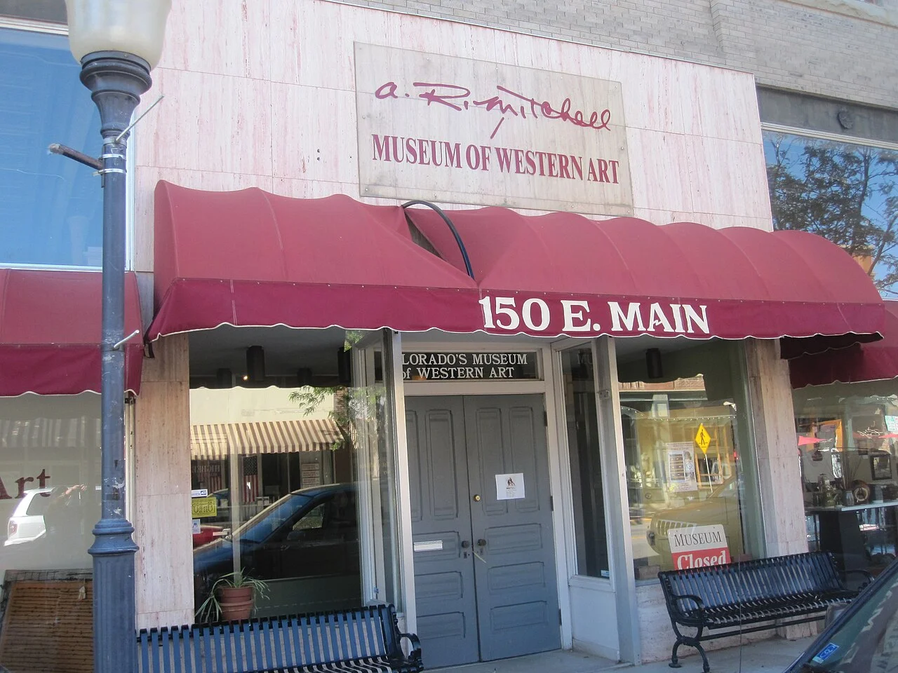 150 East Main Street A.R. Mitchell Museum giriş cephesi ve tenteleri, Temmuz 2010; güncel saatler ayrı kurum kaynağındandır