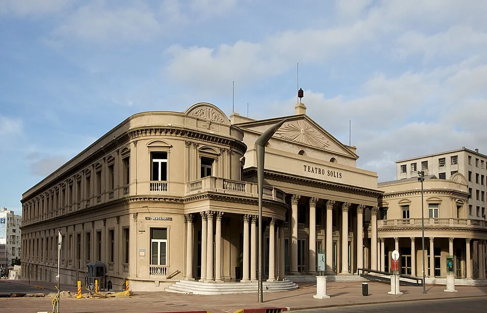 Montevideo Teatro Solís tarihî dış cephesi, 2009; Jimmy Baikovicius fotoğrafı, MrPanyGoff türev düzenleme