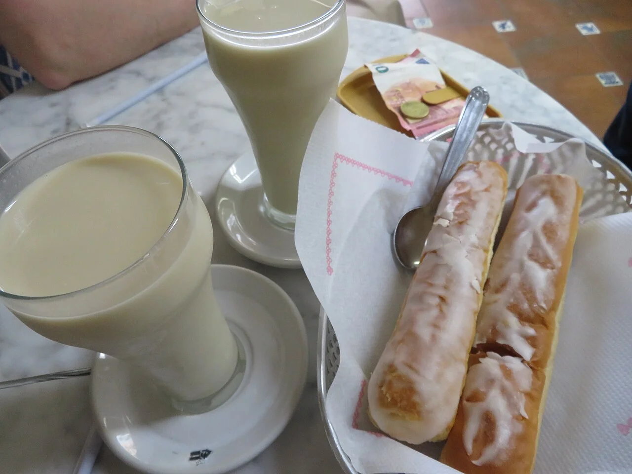 Horchata and fartons in Valencia El Mercat neighbourhood, May 2026