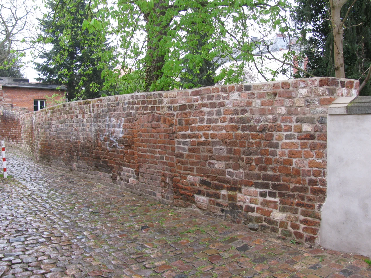 Surviving brick town wall on Hinter der Sandbergsmauer in Verden, 2014