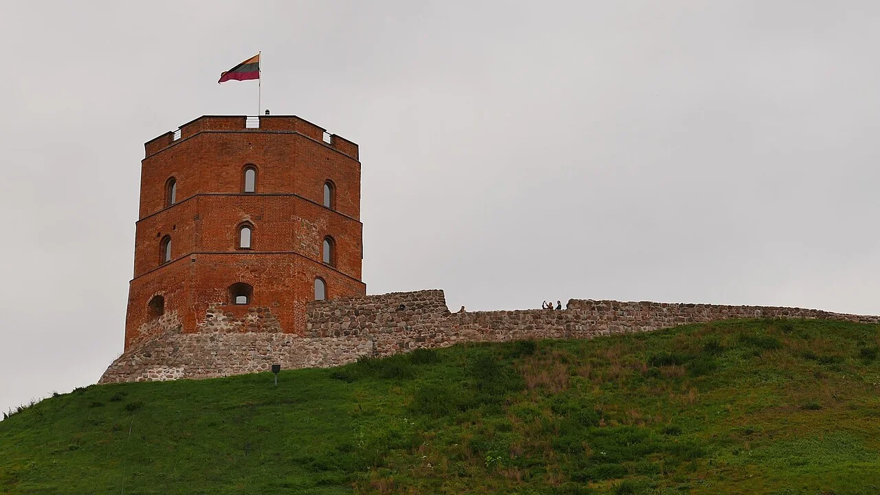 Vilnius Gediminas Castle Tower ve tepenin çimenli yamacı; 1 Ekim 2020 fotoğrafı.