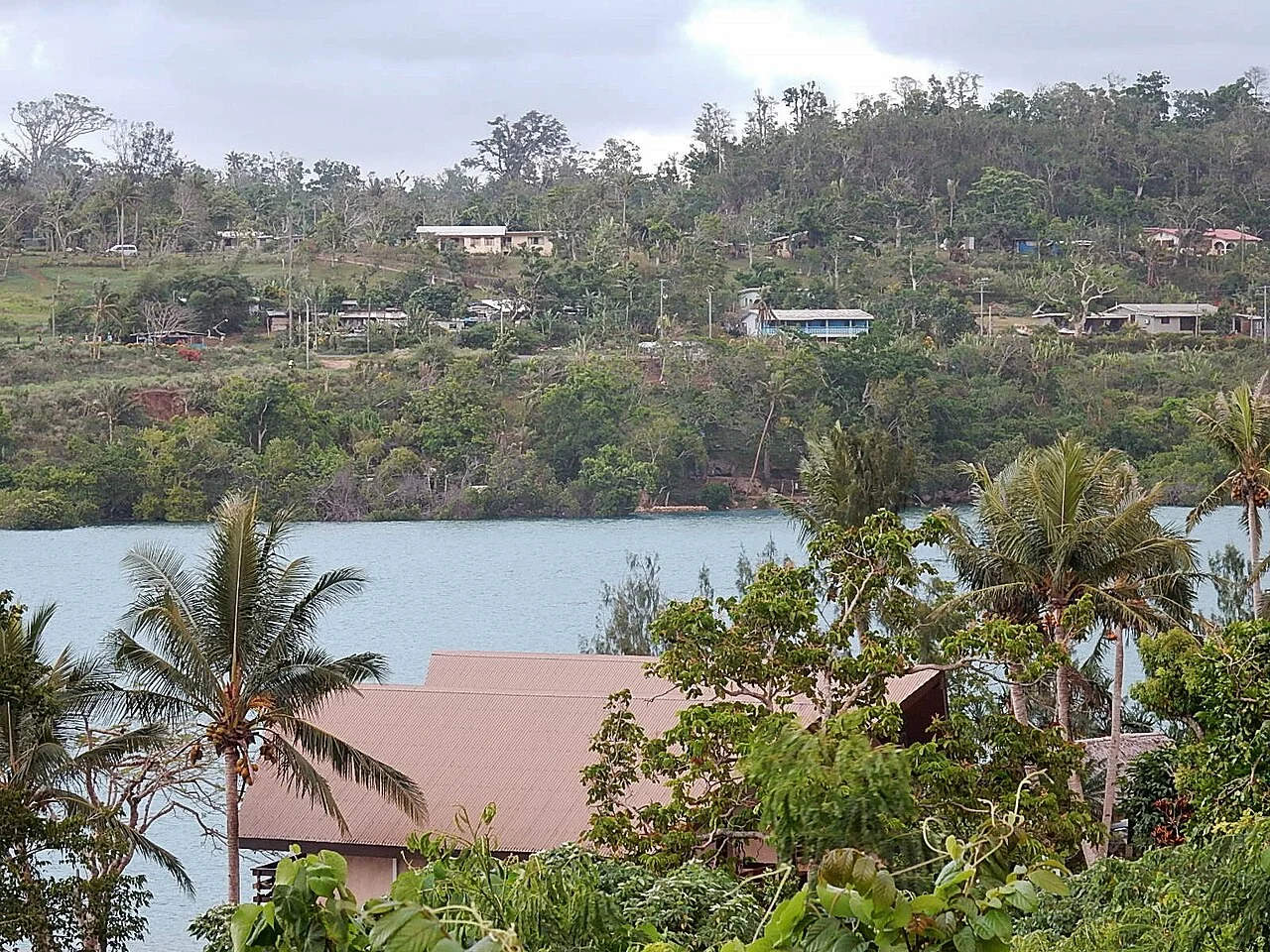 Port Vila kıyısından karşı koya bakış, 2015; deprem öncesi tarihî görünüm