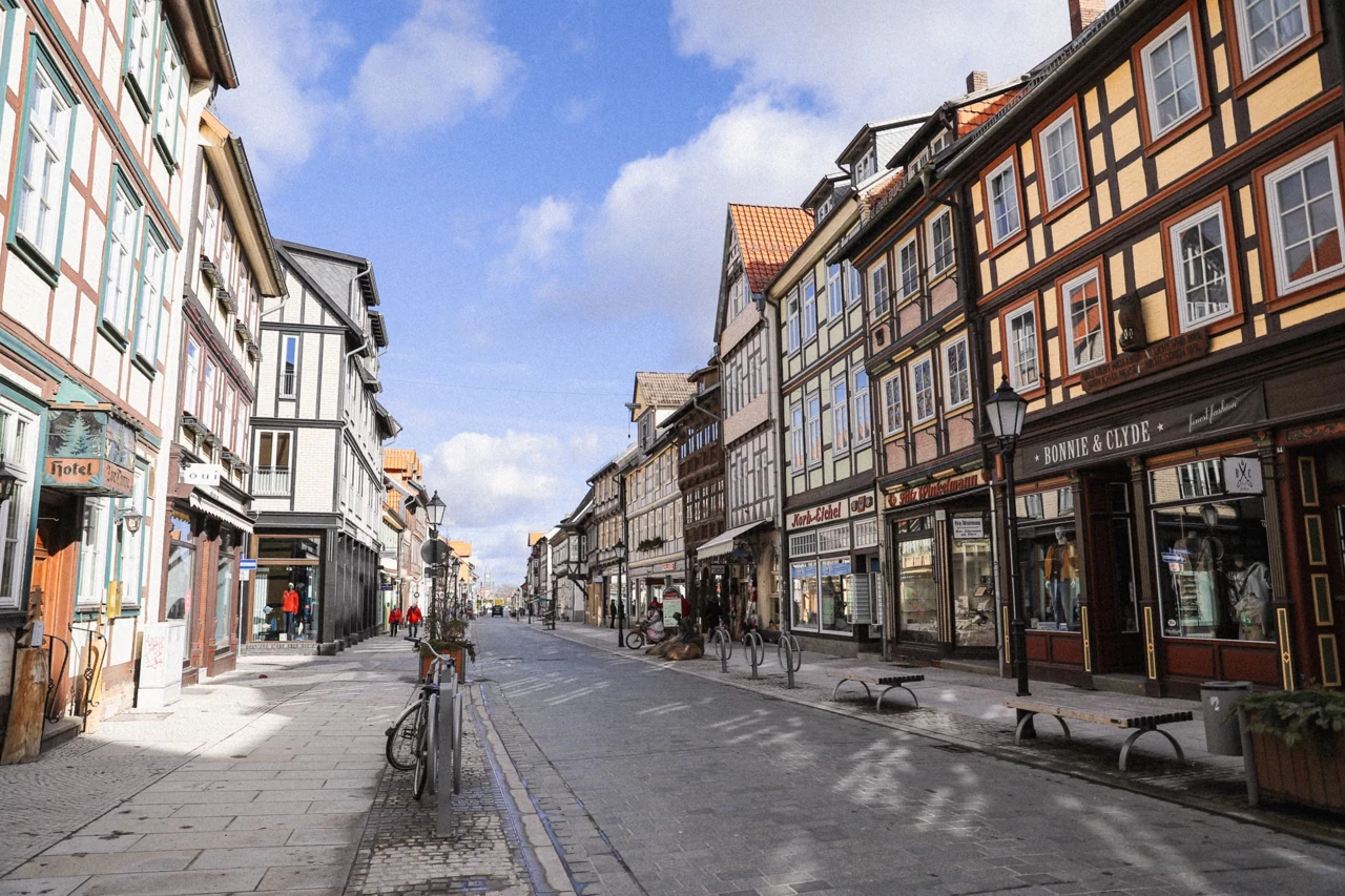 Wernigerode merkezinde ahşap cepheli sokak