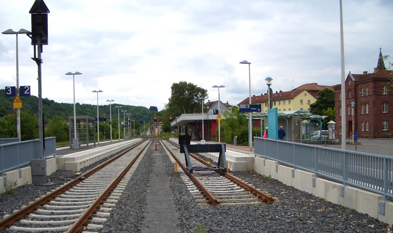 Wertheim istasyonundaki raylar ve peronlar, 2013
