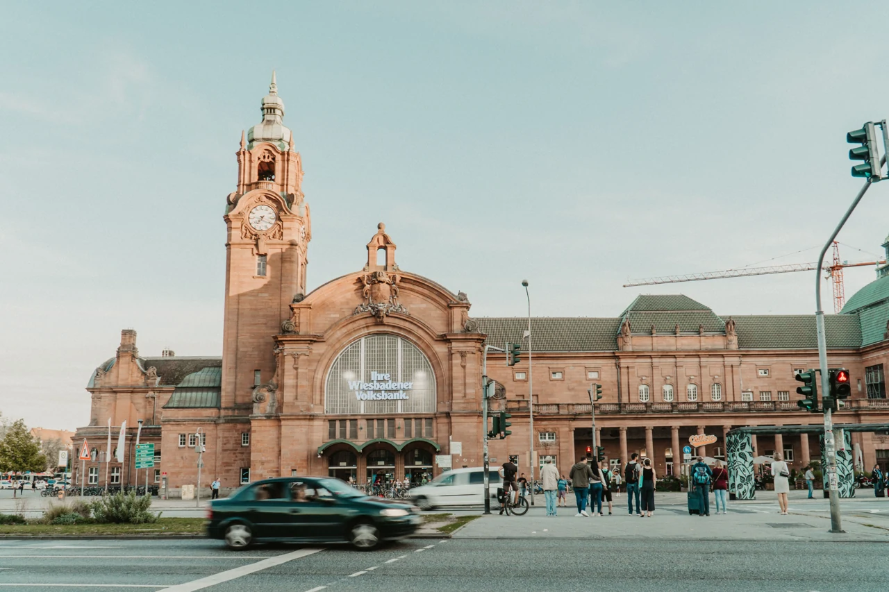 The entrance facade of Wiesbaden Hauptbahnhof