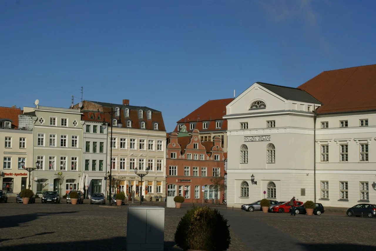 Wismar Marktplatz ve belediye binasının geniş görünümü