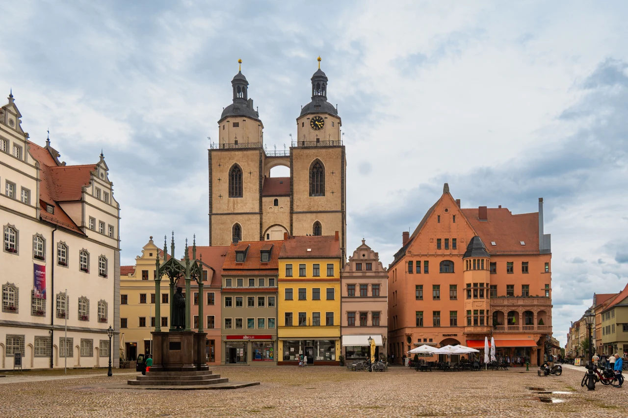 Lutherstadt Wittenberg Markt ve Stadtkirche kuleleri