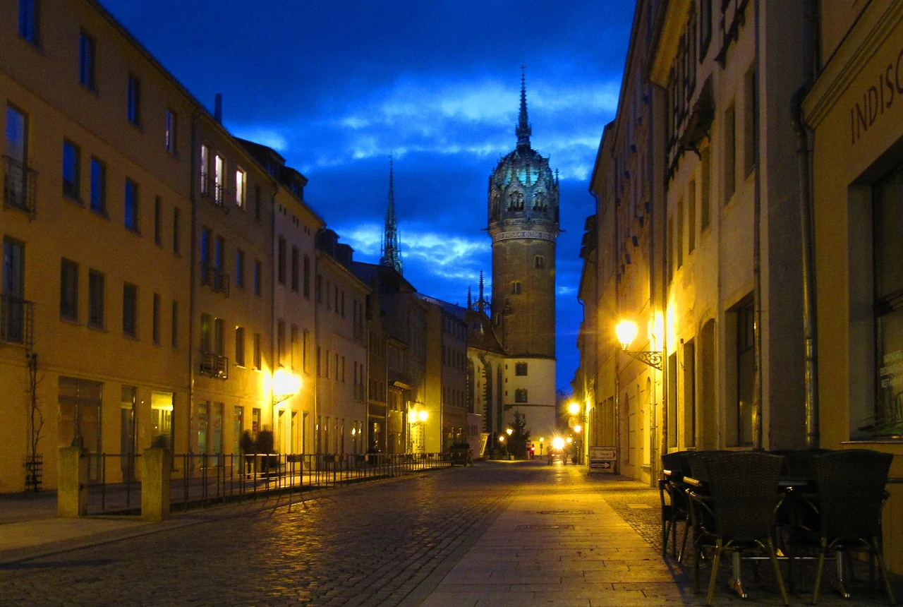 Wittenberg Schlosskirche kulesi ve akşam sokağı, 2012 fotoğrafı