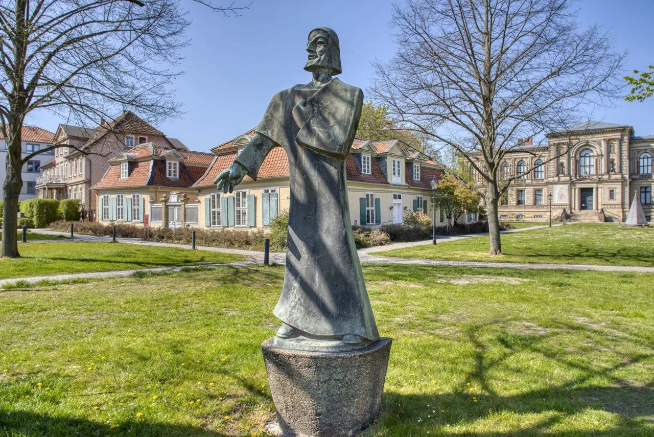 Nathan statue in front of Lessinghaus
