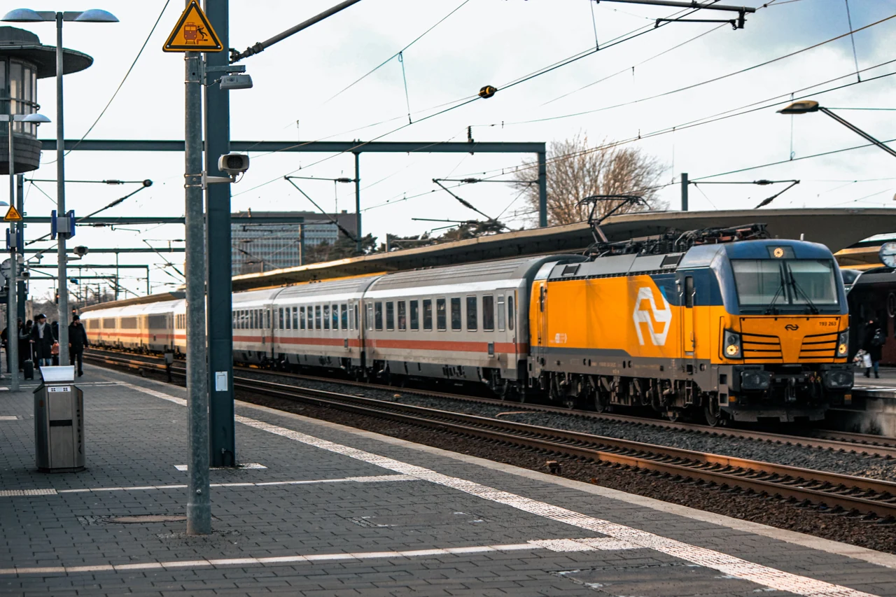 Wolfsburg istasyonundaki tren ve demiryolu hatları