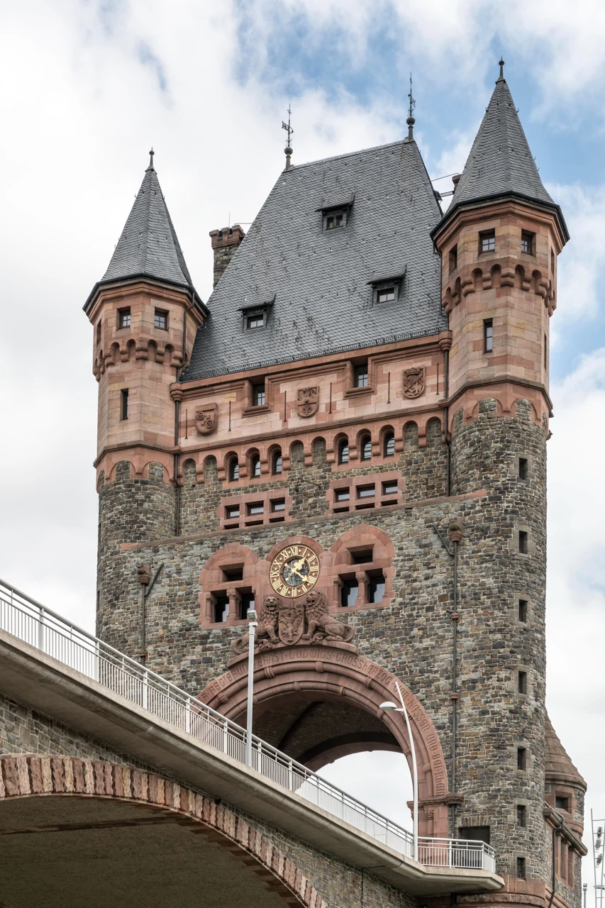 A side approach towards the Nibelungenturm in Worms