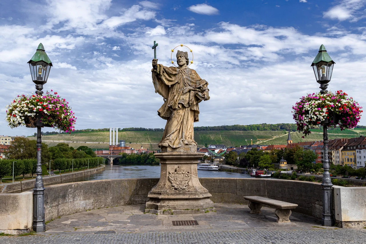 Alte Mainbrücke üzerindeki Aziz Nepomuk heykeli.