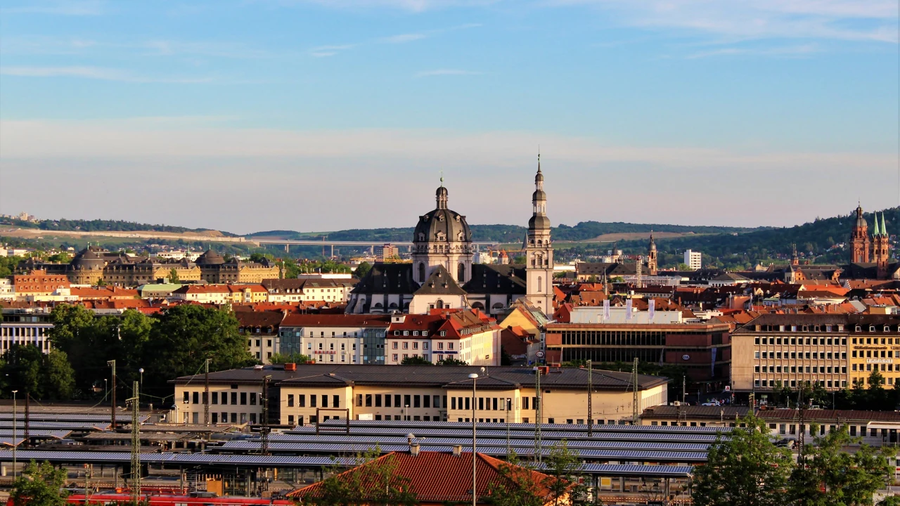 Stift Haug kilisesi çevresinde Würzburg kent görünümü.