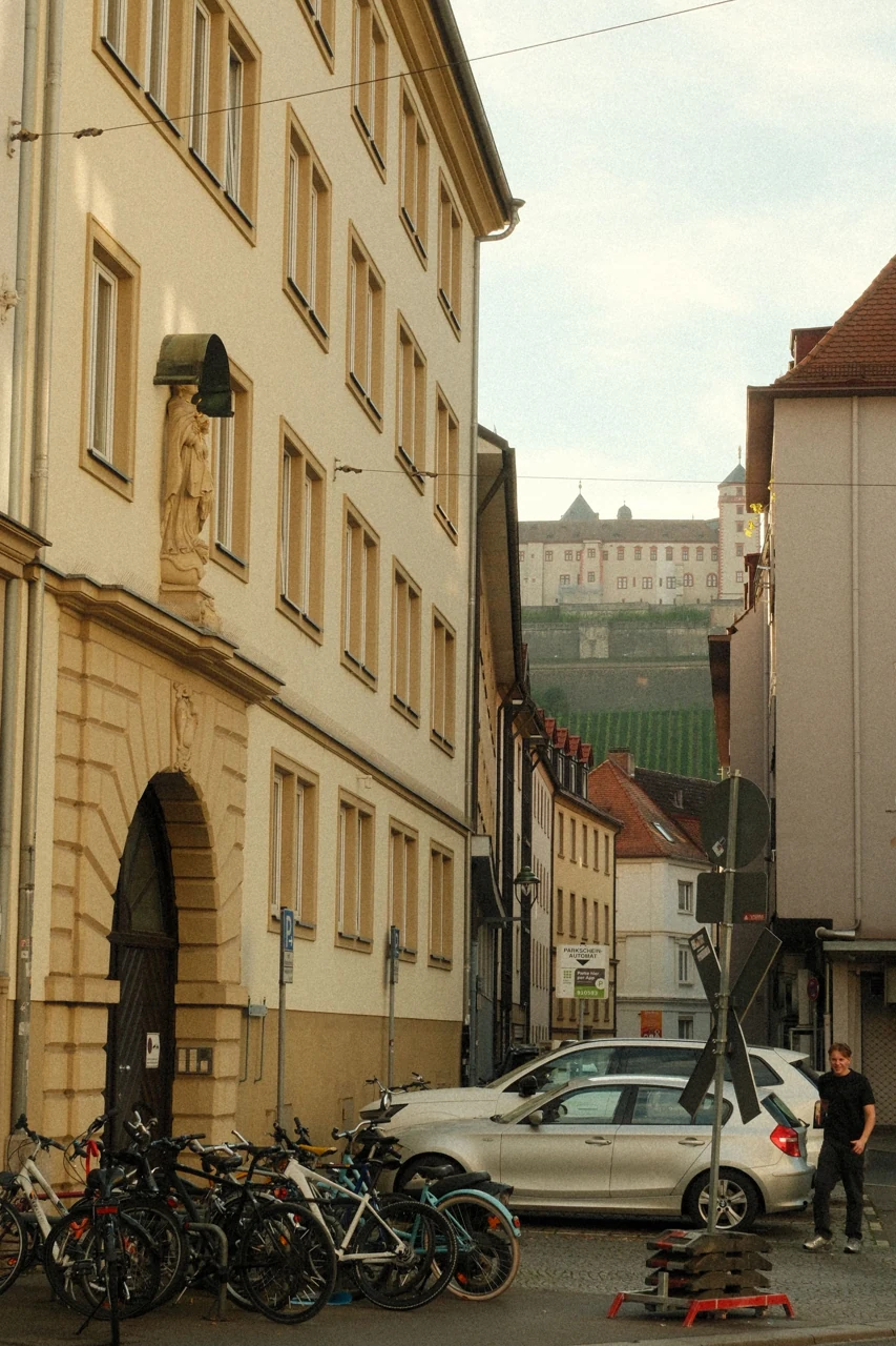 Würzburg merkezinde dar bir sokak görünümü.