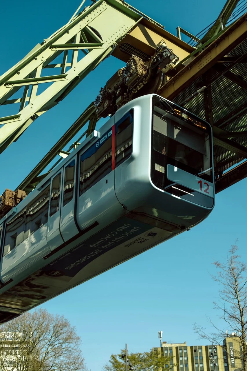 Wuppertal’da dış hat üzerinde asılı tren