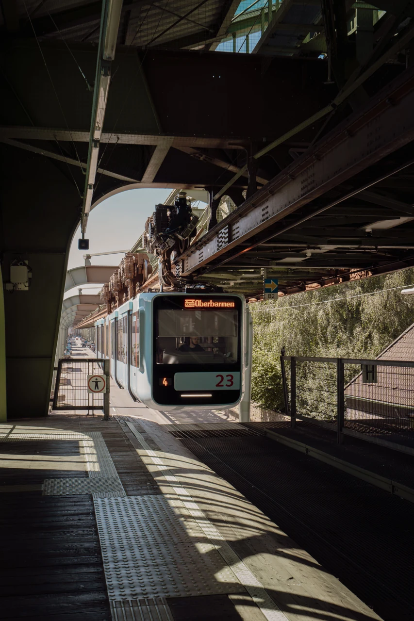 Wuppertal Schwebebahn treninin istasyona yaklaşımı