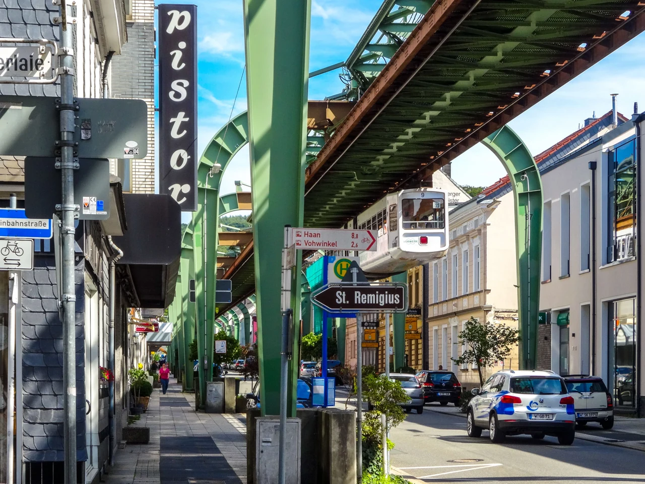 Wuppertal caddesi üzerindeki yeşil Schwebebahn taşıyıcı yapısı