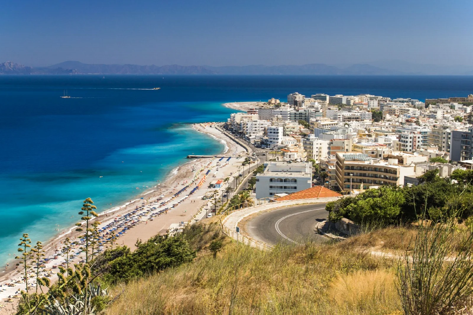 Rodos kentinin denize uzanan yapıları ve kıyı şeridi