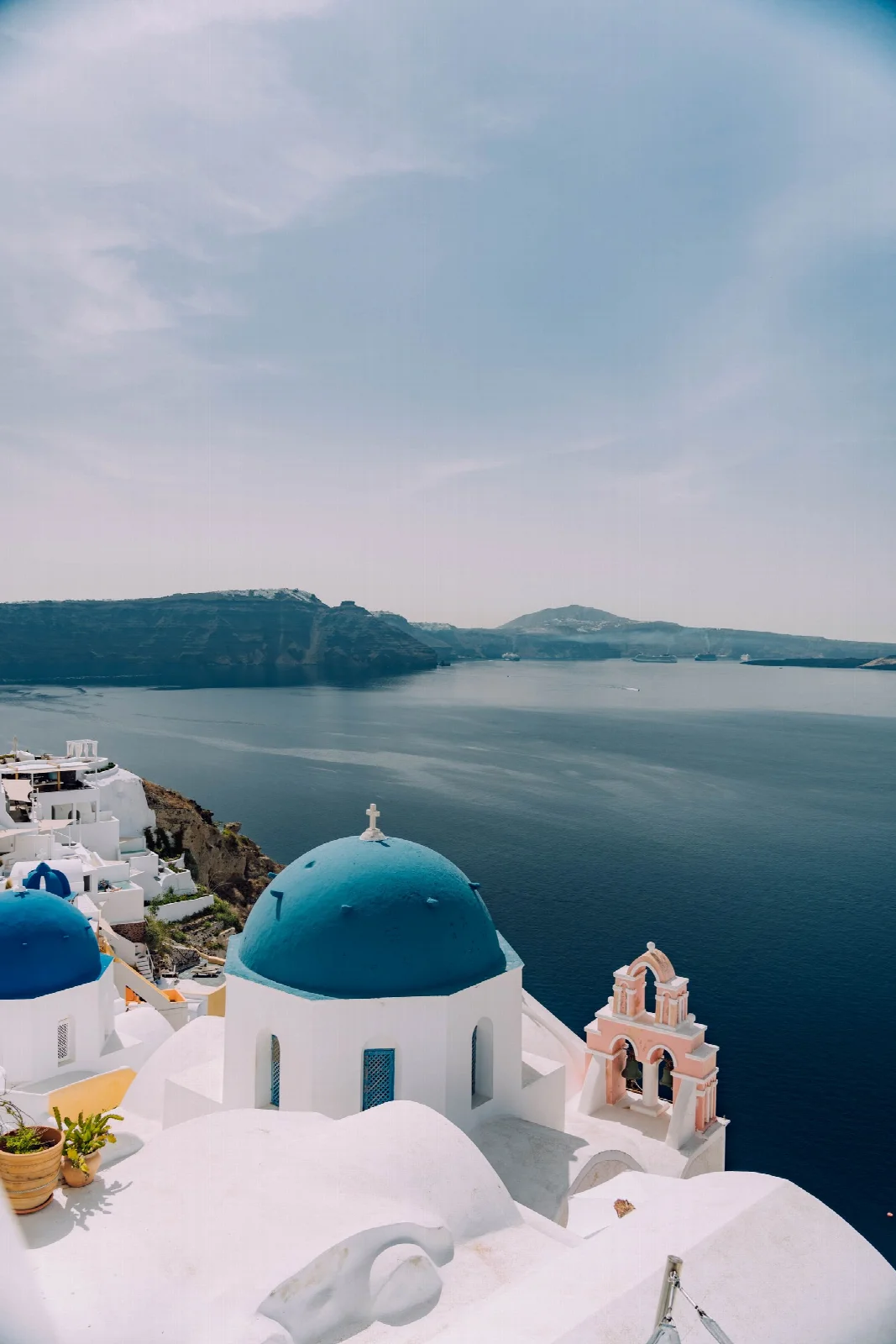 Santorini kıyısında mavi kubbe ve Ege Denizi manzarası