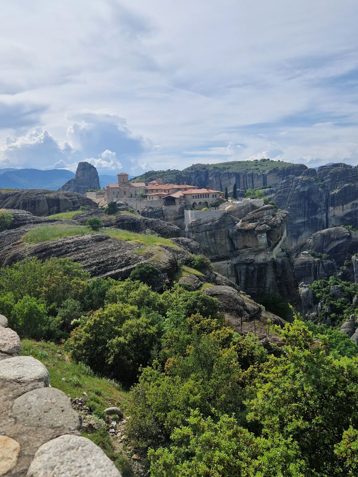 Meteora kayalıkları üzerinde kurulu manastırların manzarası